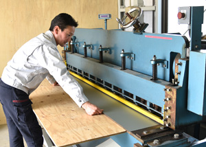板金切断機、板金折り曲げ機、板金加工機を完備